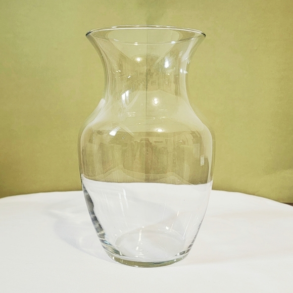 2 Glass Flower Vases, 8" and 7" Height - Picture 2 of 7